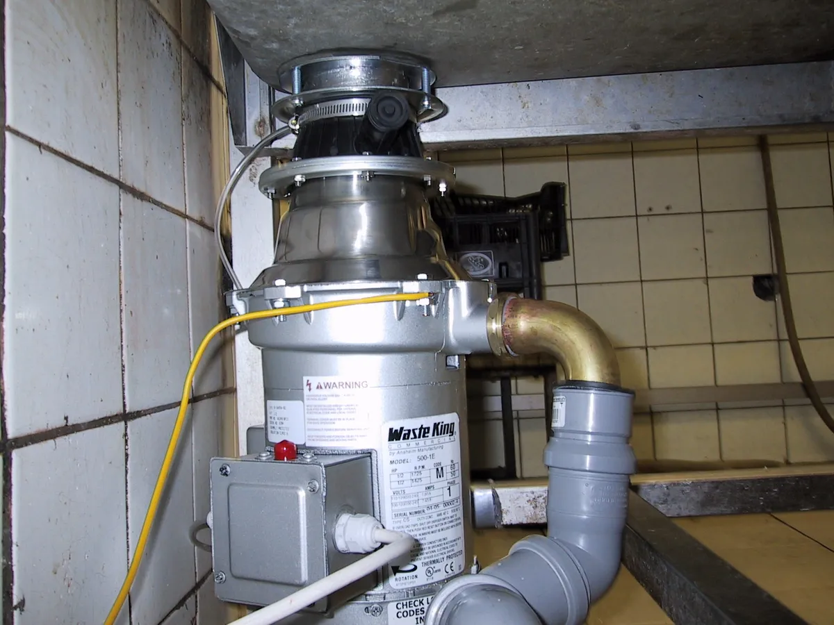 Profesionální instalace drtiče kuchyňského odpadu Waste King - ukázka 1