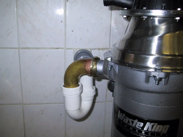 Profesionální instalace drtiče kuchyňského odpadu Waste King - ukázka 2