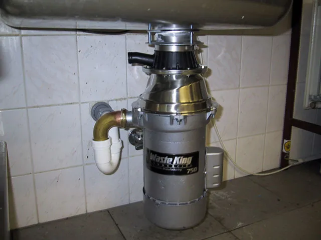 Profesionální instalace drtiče kuchyňského odpadu Waste King - ukázka 3