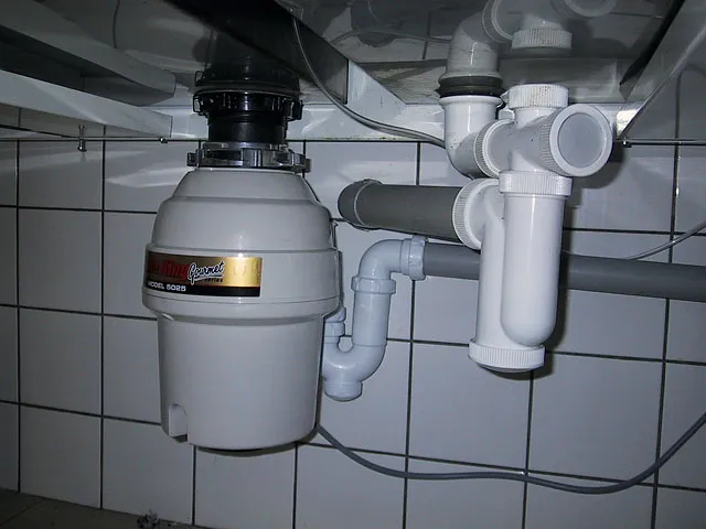 Profesionální instalace drtiče kuchyňského odpadu Waste King - ukázka 7